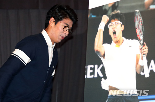 【서울=뉴시스】최진석 기자 = 한국 테니스 최초 그랜드 슬램 4강을 달성하며 역사를 새로 쓴 정현이 2일 오전 중구 반얀트리 클럽 앤 스파 서울에서 열린 GS 4강 진출 축하 기자 간담회 참석하고 있다. 2018.02.02. myjs@newsis.com