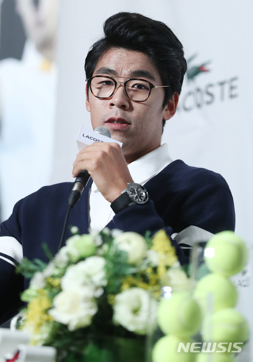 【서울=뉴시스】최진석 기자 = 한국 테니스 최초 그랜드 슬램 4강을 달성하며 역사를 새로 쓴 정현이 2일 오전 중구 반얀트리 클럽 앤 스파 서울에서 열린 GS 4강 진출 축하 기자 간담회 참석해 사회자의 질문에 답하고 있다. 2018.02.02.&nbsp; myjs@newsis.com