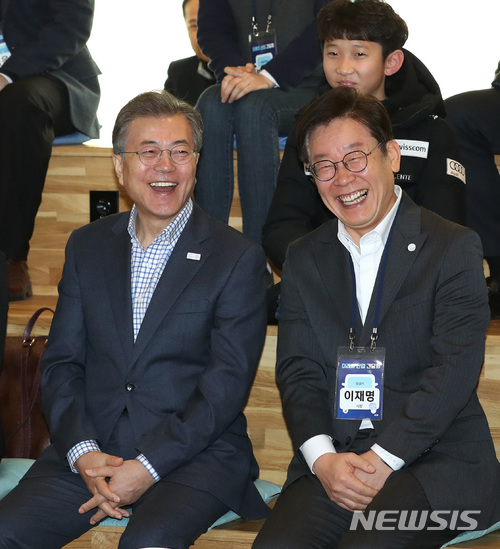 【성남=뉴시스】전신 기자 = 문재인 대통령이 2일 경기도 성남 판교창조경제밸리 기업지원허브에서 열린 미래차 산업 간담회에서 이재명 성남시장과 밝게 웃고 있다. 2018.02.02. photo1006@newsis.com