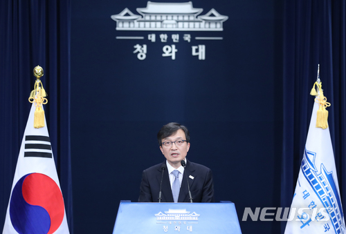 【서울=뉴시스】전진환 기자 = 지난해 2월 임명 직후 브리핑을 하던 김의겸 청와대 대변인의 모습. (사진=뉴시스DB). 2018.02.02. amin2@newsis.com