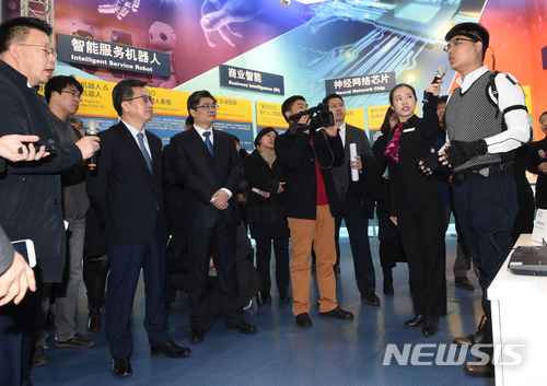 【서울=뉴시스】 2일 김동연 부총리 겸 기획재정부 장관이 중국의 첨단 기술 개발구인 '중관촌'을 방문했다. 창업카페 거리의 전시관에서 관계자의 설명을 듣고 있다. 2018.02.02. (사진= 기재부 제공) photo@newsis.com