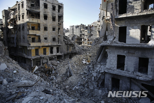 【알레포 (시리아) = AP/뉴시스】시리아 알레포시 동부지역의 1월 20일 풍경. 시리아 정부군이 최근 반군지역 탈환을 위한 전투에서 민간인들에게 무차별로 염소가스를 살포했다고 시리아 내의 반정부 활동가들과 국제 구호단체들은 주장하고 있다. 2018.2.5&nbsp;&nbsp;&nbsp; 