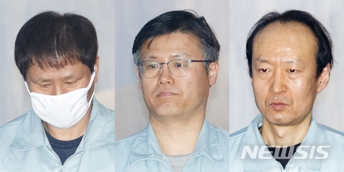 【서울=뉴시스】김선웅 기자 = 박근혜 정부 당시 국정원 특활비를 청와대에 전달한 혐의를 받는 안봉근(왼쪽부터), 정호성, 이재만 전 청와대 비서관이 2일 오후 서울 서초구 서울중앙지방법원에서 열린 5차 공판에 출석하고 있다. 2018.02.02.&nbsp; mangusta@newsis.com 