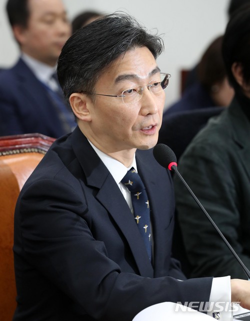 【서울=뉴시스】홍효식 기자 = 2일 오후 서울 여의도 국회 본청에서 열린 재난안전 대책 특별위원회 '소방행정 체계 개선에 관한 공청회' 에 참석한 이국종 아주대 교수가 주제발표를 하고 있다. 2018.02.02.&nbsp; yesphoto@newsis.com