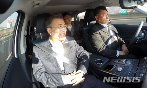 【서울=뉴시스】문재인 대통령이 2일 서울 서초구 서울만남의광장휴게소에서 신형 수소자율차 넥쏘(NEXO) 조수석에 탑승해 경부고속도로를 통해 판교창조경제밸리 기업지원허브로 향하고 있다. 2018.02.02.(사진=청와대 제공) photo@newsis.com