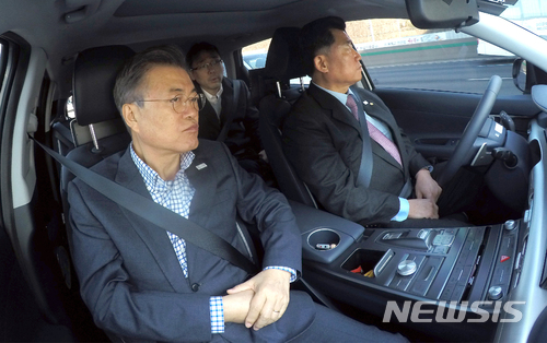 文대통령, 佛서 현대차 수출 1호 넥쏘 수소전기차 탑승