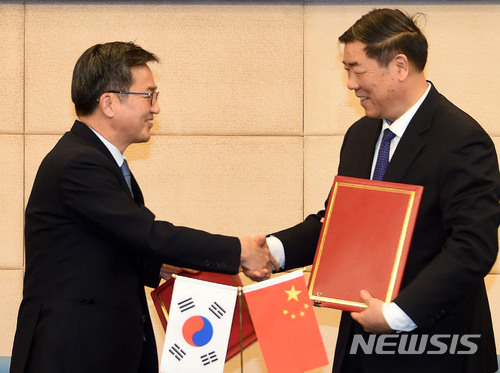 【서울=뉴시스】김동연 부총리 겸 기획재정부 장관이 2일 중국 북경 국가발전개혁위원회에서 열린 '제15차 한-중 경제장관회의'에 참석, 허 리펑 국가발전개혁위원회 주임과 합의의사록에 서명 한 후 악수하고 있다. 2018.02.02. (사진=기재부 제공) photo@newsis.com