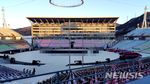 【평창=뉴시스】김경목 기자 = 방풍막이 설치된 개폐회식장의 모습. 여전히 지붕은 없다. 대관령의 살인적인 칼바람에 노출돼 있어 관람객이 4~5시간 동안 바람과 맞서야 한다.&nbsp; photo31@newsis.com