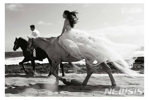 【서울=뉴시스】&nbsp; 태양 효린 웨딩화보 공개. 제공= YG엔터