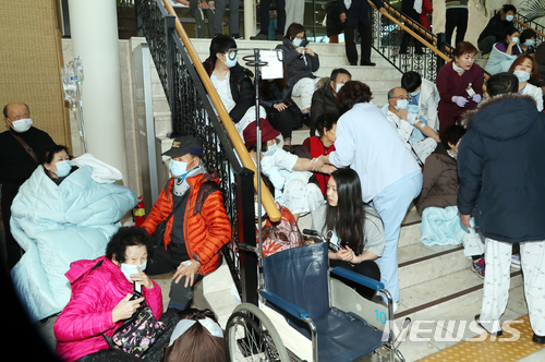 【서울=뉴시스】이종철 기자 = 3일 오전 서울 신촌 세브란스병원 본관 2층에서 불이 나 환자와 환자의 가족들이 대피장소에서 불안한 표정을 하고 있다. 2018.02.03. jc4321@newsis.com 