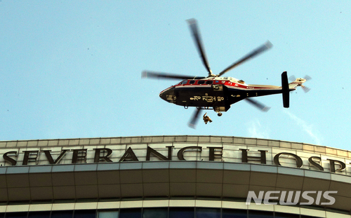 【서울=뉴시스】이종철 기자 = 3일 오전 서울 신촌 세브란스병원 본관 2층에서 불이 나 소방헬기가 구조작업에 나서고 있다. 2018.02.03. jc4321@newsis.com 