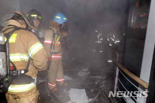 【서울=뉴시스】이종철 기자 = 3일 오전 서울 신촌 세브란스병원 본관 2층에서 불이 나 소방대원들이 진화를 하고 있다. 2018.02.03.jc4321@newsis.com
