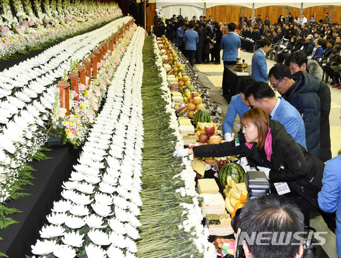 【밀양=뉴시스】안지율 기자 = 3일 오전 지난 1월26일 발생한 경남 밀양 세종병원 화재로 희생된 40명에 대한 합동위령제가 삼문동 밀양문화체육회관에서 열린 가운데 유족들이 헌화를 하고 있다. 2018.02.03.&nbsp; alk9935@newsis.com