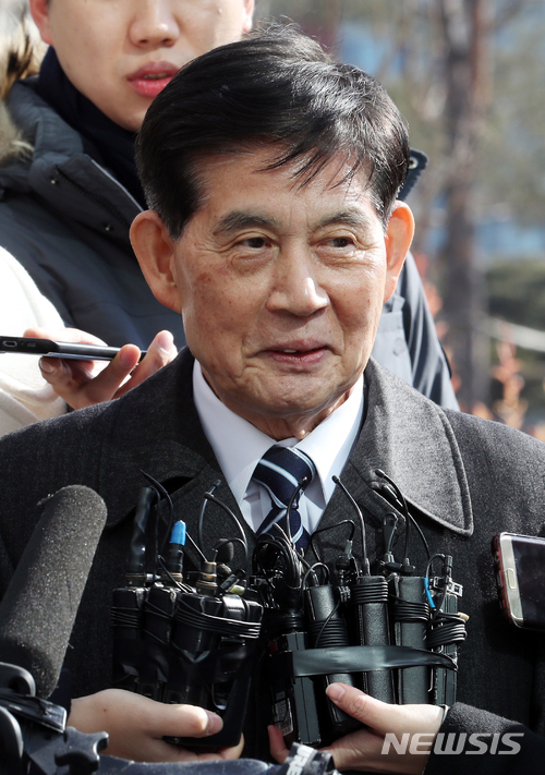 【서울=뉴시스】이종철 기자 = 다스의 ‘120억 원 횡령’ 정황을 파악하고도 은폐하려 했다는 의혹을 받는 정호영 전 BBK 특별검사가 3일 오후 서울동부지검에 소환되면서 기자들의 질문을 받고 있다. 2018.02.03.&nbsp; jc4321@newsis.com