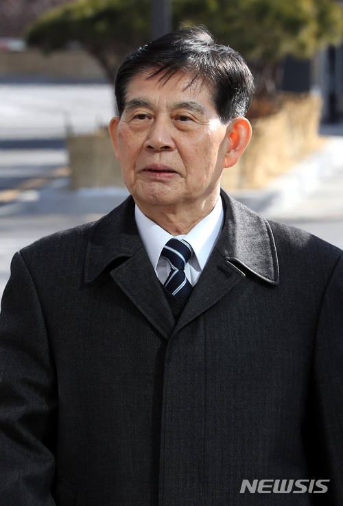 【서울=뉴시스】이종철 기자 = 다스의 ‘120억 원 횡령’ 정황을 파악하고도 은폐하려 했다는 의혹을 받는 정호영 전 BBK 특별검사가 3일 오후 서울동부지검에 소환되고 있다. 2018.02.03. jc4321@newsis.com