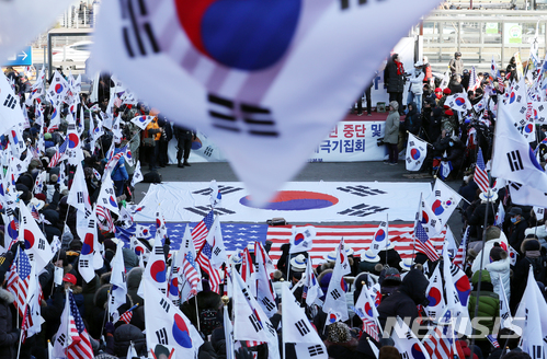 【서울=뉴시스】이종철 기자 = 반북단체인 대한애국당이 3일 서울역 광장에서 주최한 이른바 ‘태극기 집회’에서 참가자들이 북한을 규탄하고 있다. 2018.02.03. jc4321@newsis.com