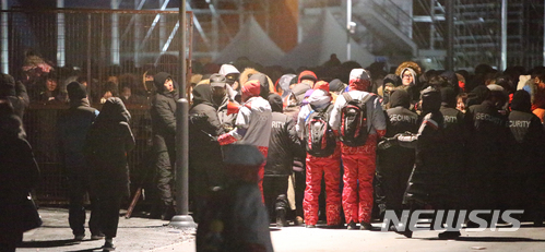 【평창=뉴시스】김경목 기자 = 2018평창동계올림픽대회 개막을 6일 앞둔 3일 밤 강원 평창군 대관령면 '평창올림픽스타디움'(개·폐회식장)에서 열린 마지막 리허설을 관람하고 나온 평창군 주민들이 영하 10도의 기온과 대관령의 매서운 칼바람 추위에 4시간여 동안 벌벌 떨다 귀가하기 위해 출입구로 나왔지만 평창조직위 측에서 혼란을 우려해 일정한 시간 간격을 두고 문을 개방해 어쩔 수 없이 또 추위에 떨며 문이 열리기를 기다리고 있다. 2018.02.03. photo31@newsis.com