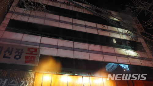 【대구=뉴시스】이통원 기자 = 지난 3일 오후 8시43분께 대구시 남구 대명동 한 4층짜리 숙박업소 건물에서 불이 나 객실 3층과 4층을 태웠다. 2018.02.04. (사진=대구소방본부 제공)photo@newsis.com