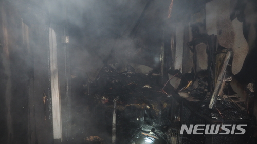 【대구=뉴시스】이통원 기자 = 【대구=뉴시스】이통원 기자 = 지난 3일 오후 8시43분께 대구시 남구 대명동 한 4층짜리 숙박업소 건물에서 불이 나 건물 3층과 4층을 태우고 29분 만에 진화 됐다. 2018.02.04. (사진=대구소방본부 제공)photo@newsis.com