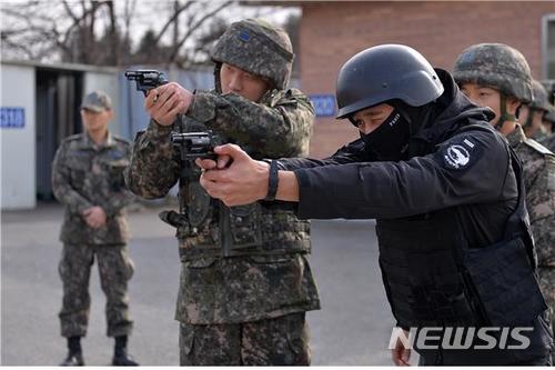 【대구=뉴시스】민경석 기자 = 공군 제11전투비행단이 우발 상황을 대비한 시범·실습식 경계용 총기 사격 훈련을 벌였다. 사진은 참가 장병들이 사격을 하는 모습이다. 2018.02.04. (사진=공군 제11전투비행단 제공)photo@newsis.com