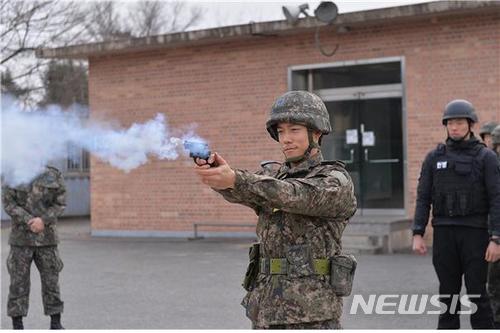 【대구=뉴시스】민경석 기자 = 공군 제11전투비행단이 우발 상황을 대비한 시범·실습식 경계용 총기 사격 훈련을 벌였다. 사진은 교관이 시범사격을 하는 모습이다. 2018.02.04. (사진=공군 제11전투비행단 제공)photo@newsis.com
