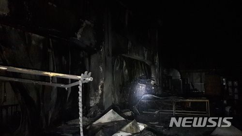 【대구=뉴시스】이통원 기자 = 4일 오후 7시59분께 경북 구미 황상동 한 알루미늄 가공 공장에서 원인을 알 수 없는 불이 나 1억4900만원(소방서 추산) 상당의 피해를 낸 후 56분만에 진화됐다. 2018.02.04.(사진=경북소방본부 제공)photo@newsis.com