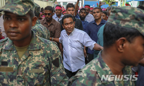 【말레=AP/뉴시스】압둘라 야민 몰디브 대통령이 3일 보디가드에 둘러싸여 수도 말레에서 열리는 지지자 집회에 도착하고 있다. 2018.2.4