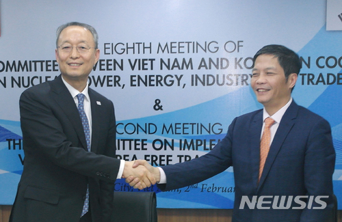 【서울=뉴시스】2일 베트남 호치민 산업무역부 남부대표기관에서 백운규 산업통상자원부 장관이 쩐 뚜언 아잉(Tran Tuan Anh) 베트남 산업부 장관과 양국 정부대표단이 '제 2차 한-베트남 FTA 공동위원회'를 가지고 개회사 후 2주년 이행성과 평가 및 SPS & TBT, 투자 및 서비스, 무역구제, 원산지절차·무역원활화, 경제협력 등 주요 의제별 논의를 가지고 있다. 2018.02.04. (사진=산업통상자원부 제공)&nbsp; photo@newsis.com