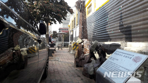 【광주=뉴시스】배동민 기자 = 광주 동구 예술의 거리에 설치된 조각상들이 오히려 도시 미관을 해치는 애물단지로 전락하고 있다. 조각상 앞에 불법주차된 차량 때문에 포토존 기능조차 하지 못하고 있다. 2018.02.04. guggy@newsis.com