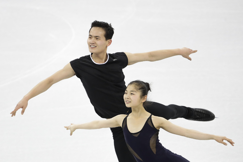 【강릉=AP/뉴시스】2018 평창동계올림픽에 출전하는 북한 피겨스케이팅 페어의 북한의 렴대옥 김주식이 4일 강원도 강릉 아이스 아레나에서 훈련을 하고 있다.&nbsp; 