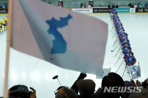 【인천=뉴시스】사진공동취재단 = 4일 인천 선학국제빙상장에서 열린 여자아이스하키 국가대표 평가전 남북단일팀과 스웨덴의 경기. 남북단일팀 선수들이 경기 전 한반도기를 향해 도열하고 있다. 2018.02.04 photo@newsis.com