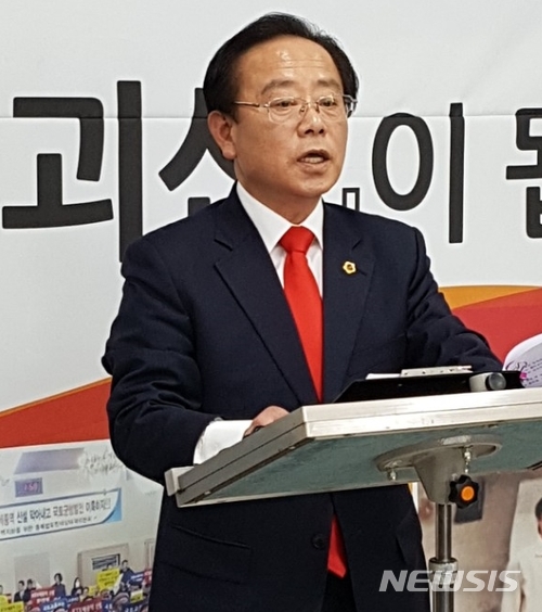 【괴산=뉴시스】김재광 기자 = 자유한국당 소속 임회무(58·괴산) 충북도의원이 4일 오전 11시 괴산군청 브리핑실에서 괴산군수 선거 출마를 선언하고 있다.2017.02.05  kipoi@newsis.com