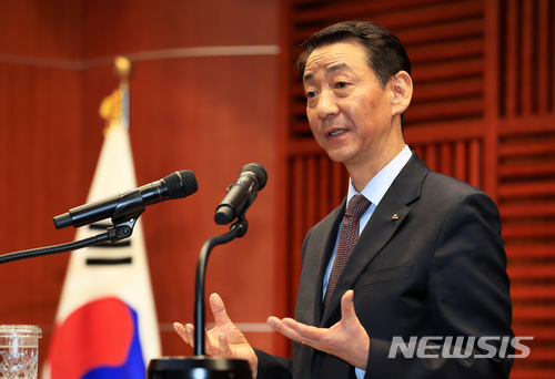 【서울=뉴시스】권용원 신임 금융투자협회장이 5일 오전 서울 여의도 금투센터 3층 불스홀에서 열린 취임식에서 취임사를 하고 있다. 2018.02.05. (사진=금융투자협회 제공) photo@newsis.com