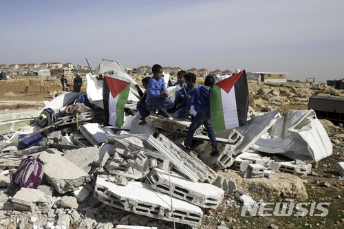 【서안지구=AP/뉴시스】4일(현지시간 팔레스타인 자치구역 서안지구에서 아이들이 이스라엘군에 의해 파괴된 교실 잔해를 살펴보고 있다. 2018.2.5. 
