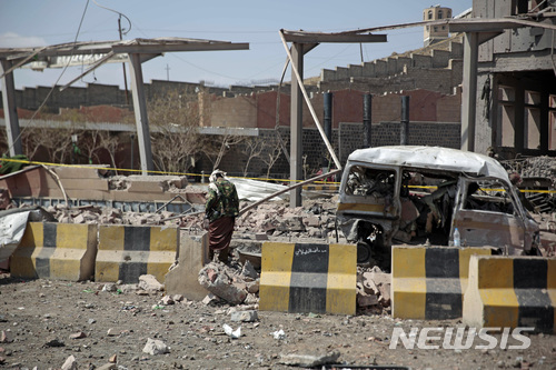 【사나 (예멘) = AP/뉴시스】 올 2월 4일&nbsp; 사우디 아라비아가 주도하는 공습으로 수십명의 사상자를 내며 초토화된 예멘의 수도 사나의 거리.&nbsp; 아랍권 최빈국인 예멘에서는 3년째 외국 군대의 지원을 받는 정부군과 후티반군의 전투가 격화되면서 5세 이하 어린이 약 40만명이 아사 위기에 놓이는 등 인도주의적 구호가 시급하다고 유엔관리들은 말하고 있다.&nbsp;&nbsp;&nbsp; 