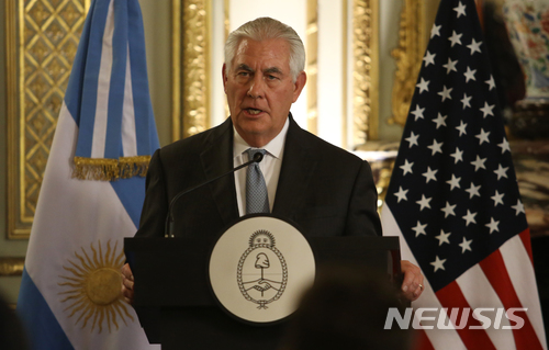 【부에노스 아이레스=AP/뉴시스】 렉스 틸러슨 미국 국무장관이 4일(현지시간) 아리헨티나 부에노스 아이레스에서 호르헤 파우리 아르헨티나 외무장관과 공동 기자회견을 하고 있다. 2018.02.05.