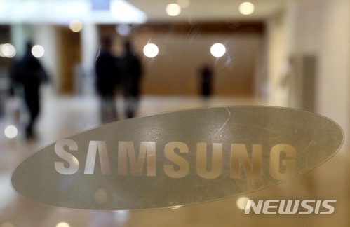 【서울=뉴시스】조성봉 기자 = 이재용 삼성전자 부회장의 항소심 선고를 앞둔 5일 오전 서울 서초구 삼성전자 서초사옥에 긴장감이 맴돌고 있다.&nbsp; 이 부회장은 박근혜 전 대통령에게 수백억 원의 뇌물을 준 혐의로 1심에서 징역 5년을 선고 받았다. 2018.02.05. suncho21@newsis.com