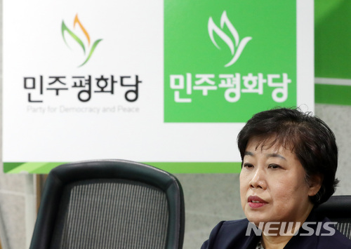 【서울=뉴시스】박영태 기자 = 5일 오전 서울영등포구 여의도 국회 의원회관에서 진행된 민주평화당 정강정책 설명 및 기자간담회에서 조배숙 창당준비위원장이 발언을 하고 있다. 2018.02.05. since1999@newsis.com