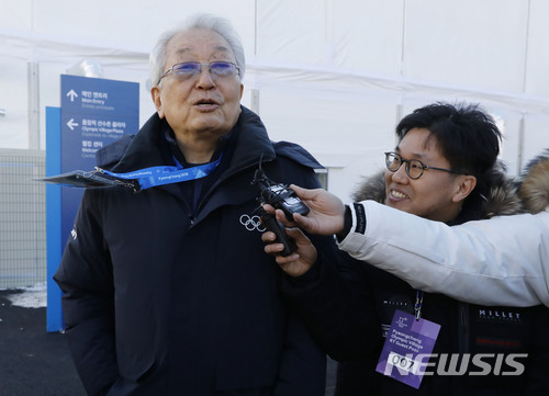 【평창=뉴시스】최동준 기자 = 5일 강원 평창선수촌 라이브사이트 무대에서 열린 평창올림픽 휴전벽 제막식에서 장웅 북한 IOC 위원이 참석하던 중 한국 취재진 질문에 답변하고 있다. 2018.02.05. photocdj@newsis.com