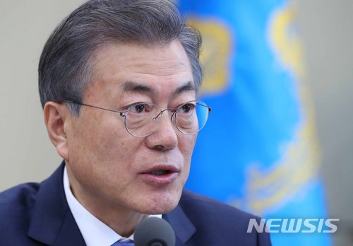 【서울=뉴시스】전신 기자 = 문재인 대통령이 5일 청와대 여민관에서 열린 수석보좌관회의에서 모두발언하고 있다. 2018.02.05. photo1006@newsis.com