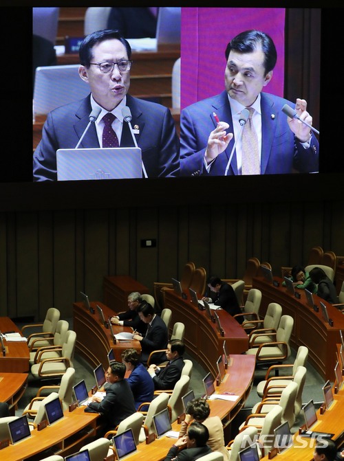 【서울=뉴시스】홍효식 기자 = 5일 오후 서울 여의도 국회에서 열린 제356회 국회(임시회) 제5차 본회의에 참석한 송영무(왼쪽) 국방부 장관이 더불어민주당 안규백 의원의 정치·외교·통일·안보에 관한 대정부질문에 답하고 있다. 2018.02.05. yesphoto@newsis.com