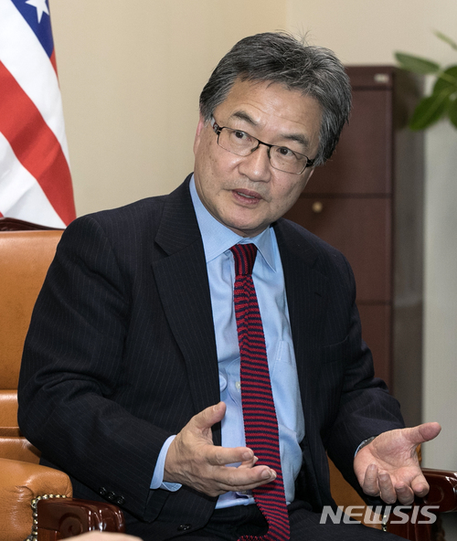 【서울=뉴시스】최진석 기자 = 조셉 윤 미국 국무부 대북정책특별대표가 5일 오후 서울 세종대로 외교부 청사에서 열린 '한미 6자회담 수석대표 협의'에 참석해 이도훈 외교부 한반도평화교섭본부장과 대화하고 있다. 2018.02.05.&nbsp; photo@newsis.com