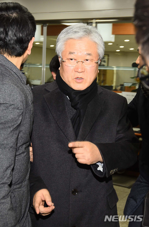 【서울=뉴시스】 조성봉 기자 = 박상진 전 삼성전자 사장이 지난 2월5일 오후 서초구 서울고등법원에서 열린 항소심 선고 공판을 마치고 법원을 나서고 있다. 2018.02.05. photo@newsis.com