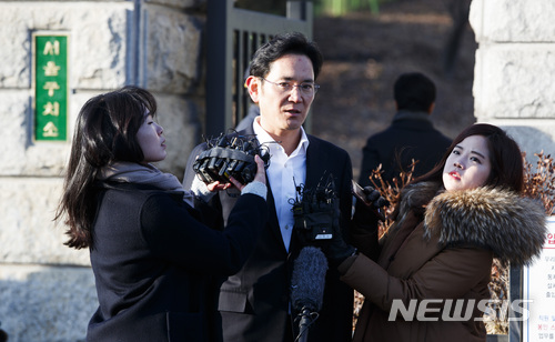 【의왕=뉴시스】김선웅 기자 = 항소심에서 징역 2년6월 집행유예 4년을 선고받은 이재용 삼성전자 부회장이 5일 오후 경기 의왕시 서울구치소에서 석방되며 입장을 밝히고 있다. 2018.02.05. mangusta@newsis.com