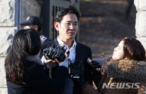 【의왕=뉴시스】김선웅 기자 = 항소심에서 징역 2년6개월에 집행유예 4년을 선고받은 이재용 삼성전자 부회장이 지난달 5일 오후 경기 의왕시 서울구치소에서 석방되며 입장을 밝히고 있다. 2018.02.05. mangusta@newsis.com