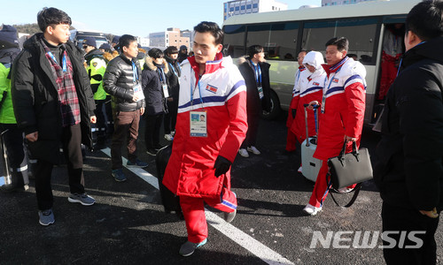【강릉=뉴시스】추상철 기자 = 5일 오후 강원 강릉시 올림픽선수촌에서 북한 피겨대표팀 김주식이 훈련을 마치고 선수촌으로 들어서고 있다. 2018.02.05. scchoo@newsis.com