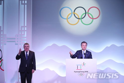 【강릉=뉴시스】문재인 대통령과 토마스 바흐 IOC 위원장이 5일 오후 강원도 강릉 세인트존스호텔에서 열린 IOC 위원 소개행사에서 구호 '아리아리'를외치고 있다. 2018.02.05. (사진=청와대 제공) photo@newsis.com