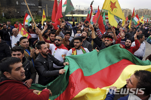 【아우카르=AP/뉴시스】 5일 레바논 주재 미 대사관 앞에서 쿠르드인들이 자체 '쿠르디스탄' 국기를 흔들며 터키의 아프린 공격을 비난하고 있다. 미국은 시리아 IS 퇴치를 통해 쿠르드 민병대와 가까워져 나토 우방인 터키와 소원해졌다. 시리아, 이란, 이라크 및 터키에 2500만 명이 넘는 쿠르드인들이 국가 없이 다른 나라 국민으로 살고 있다. 2018. 2. 5.