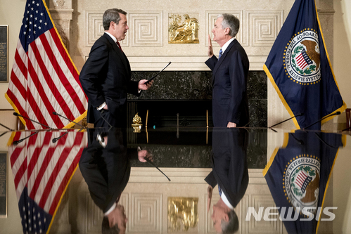 【워싱턴=AP/뉴시스】 제롬 파월(오른쪽) 신임 연방준비제도(Fed·연준) 의장이 5일 연방준비제도이사회(FRB) 랜들 퀄스 부의장 앞에서 취임 선서를 하고 있다. 2018.02.06. 