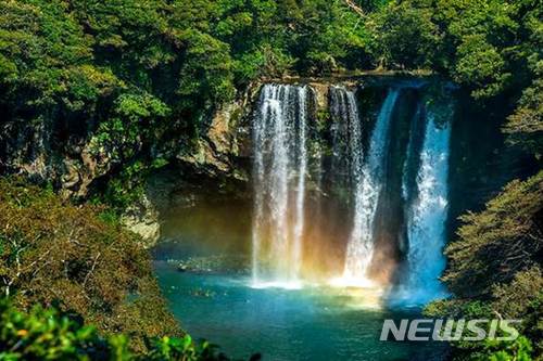 【서울=뉴시스】'2017년 열린관광지'로 선정된 제주 서귀포 천지연 폭포. (사진=문화체육관광부 제공)